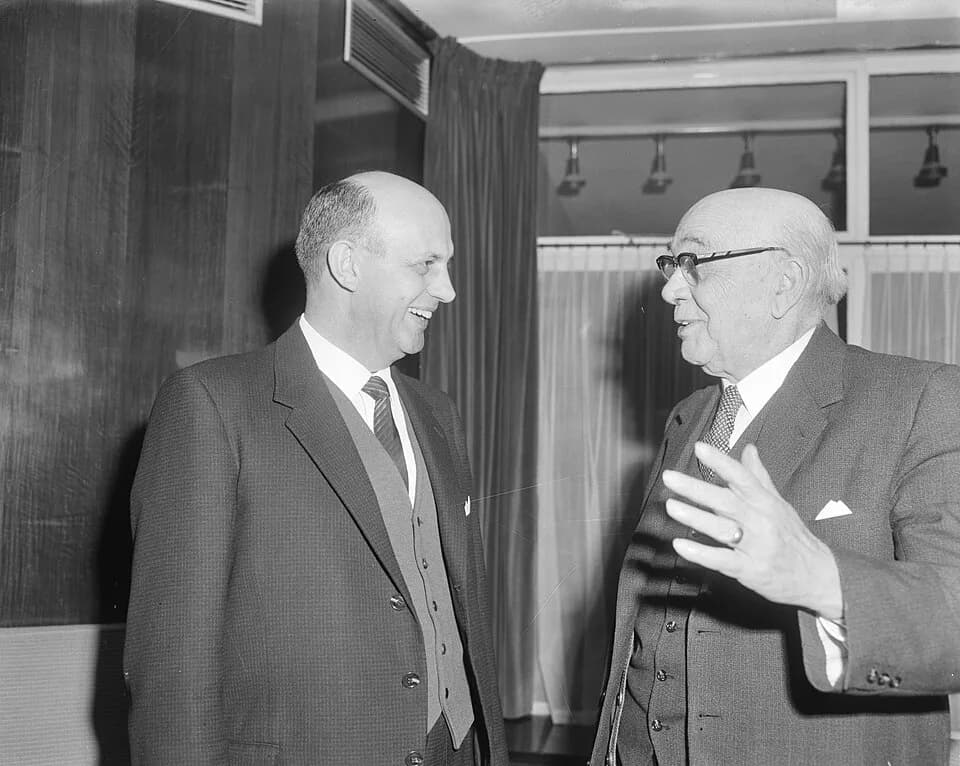 P. W. Botha - Collectie / Archief : Fotocollectie Anefo
Reportage / Serie : [ onbekend ]
Beschrijving : Aankomst van de Zuid-Afrikaanse minister van Volkshuisvesting en Gemeenschapsontwikkeling, P.W. 