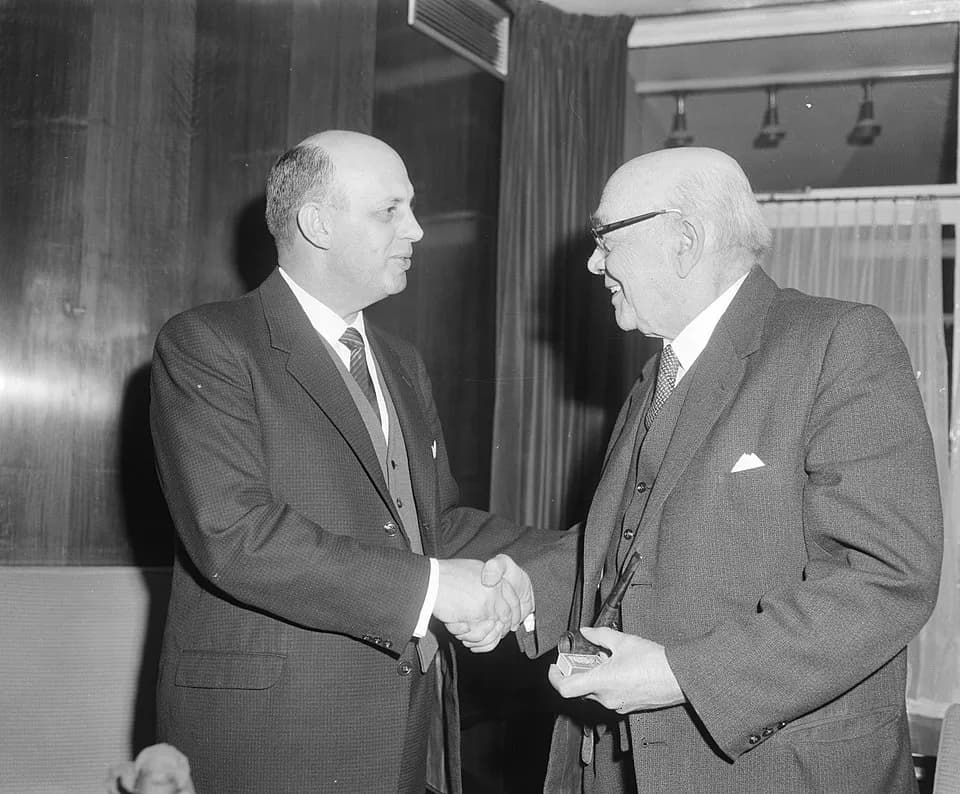P. W. Botha - Collectie / Archief : Fotocollectie Anefo
Reportage / Serie : [ onbekend ]
Beschrijving : Aankomst van de Zuid-Afrikaanse minister van Volkshuisvesting en Gemeenschapsontwikkeling, P.W. 