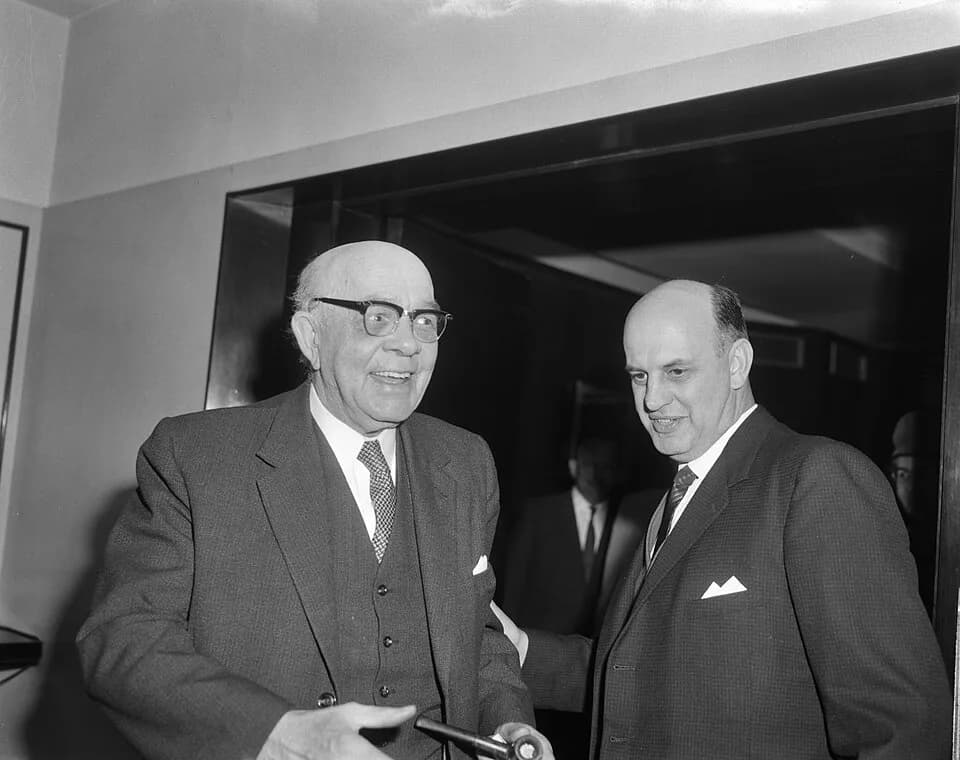 P. W. Botha - Collectie / Archief : Fotocollectie Anefo
Reportage / Serie : [ onbekend ]
Beschrijving : Aankomst van de Zuid-Afrikaanse minister van Volkshuisvesting en Gemeenschapsontwikkeling, P.W. 