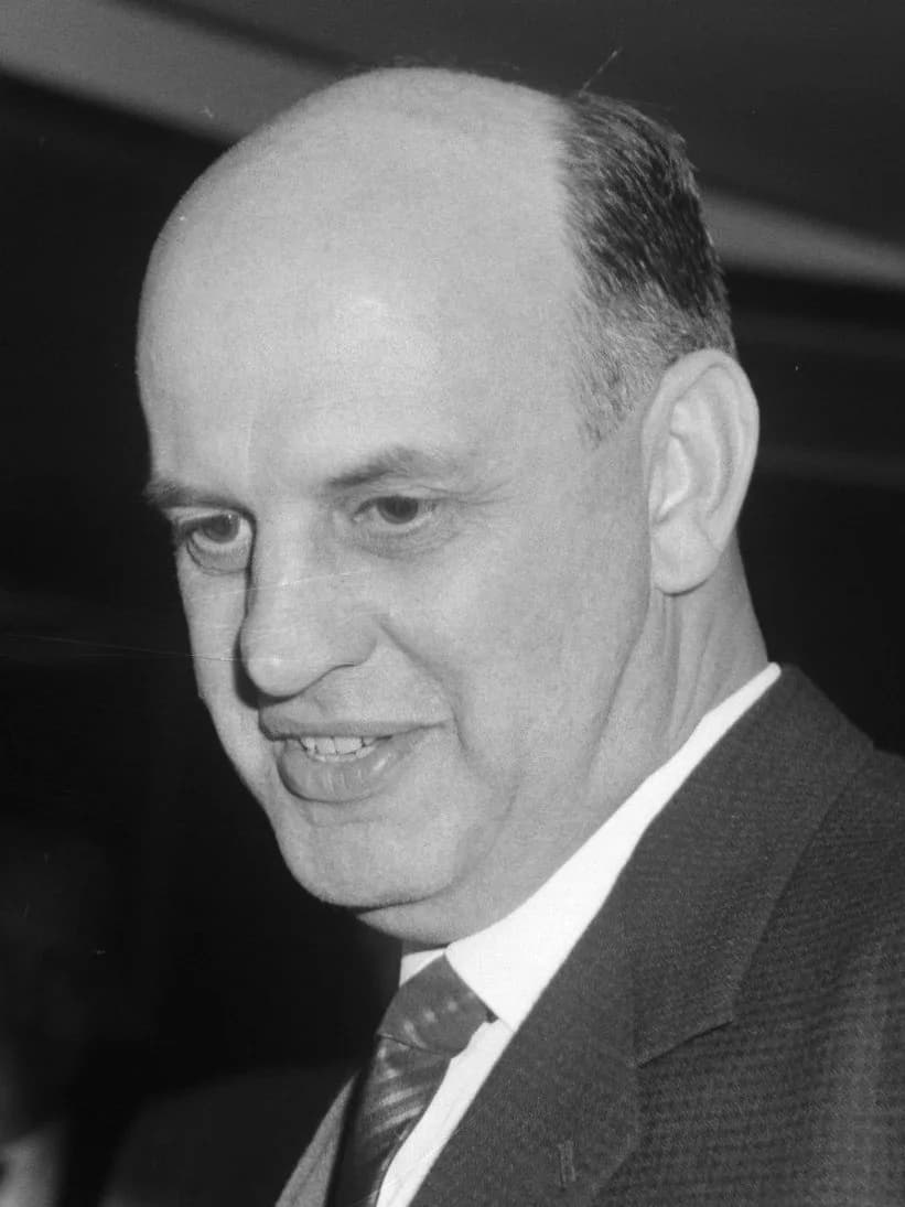 P. W. Botha - Collectie / Archief : Fotocollectie Anefo
Reportage / Serie : [ onbekend ]
Beschrijving : Aankomst Zuid Afrikaanse minister van Huisvesting Botha op Schiphol afgehaald door ambassadeur v
