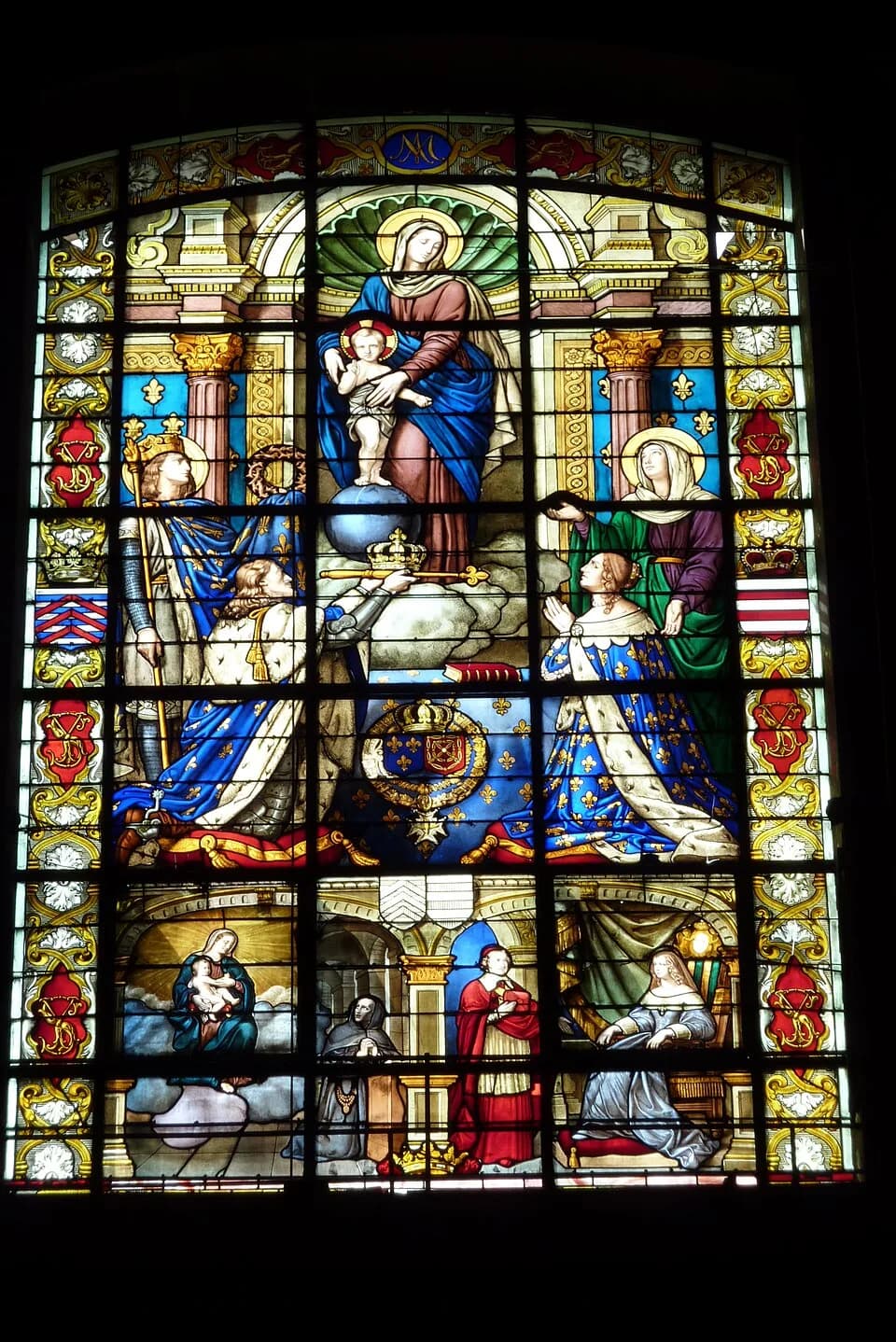 Anne of Austria - Bleiglasfenster in der Kirche Notre-Dame-des-Victoires in Paris, Darstellung: Maria und Kind (Mitte oben), links der französische König Ludwig IX. (der Heilige), der die Dornenkrone