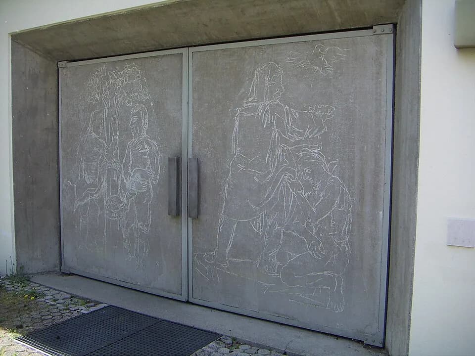 Oskar Kokoschka - Parscher Pfarrkirche Zum Kostbaren Blut, Eingang hinter dem Altarraum, zwei Zeichnungen nach Vorlagen von Oskar Kokoschka, in den frischen Beton geritzt