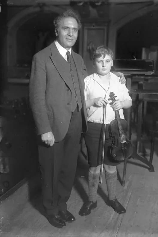 Yehudi Menuhin - For documentary purposes the German Federal Archive often retained the original image captions, which may be erroneous, biased, obsolete or politically extreme. Der 14jährtige Wunderg