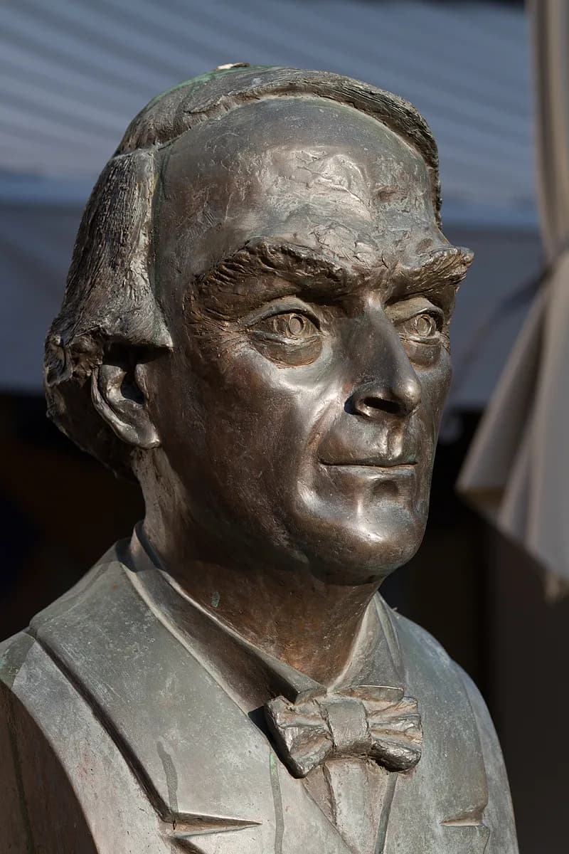 Yehudi Menuhin - Büste des Musikers Yehudi Menuhin vor dem Haus Baumer im Dorfkern von Saanen