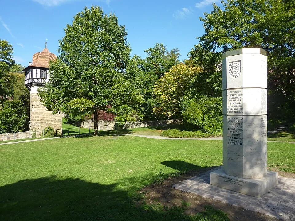 Henry VI - Maulbronn – Stauferstele. Die Stele steht außerhalb der Klostermauern in der Parkanlage im Südosten des Klosters. Im Hintergrund der Faustturm mit seinem markanten Fachwerkaufsatz.