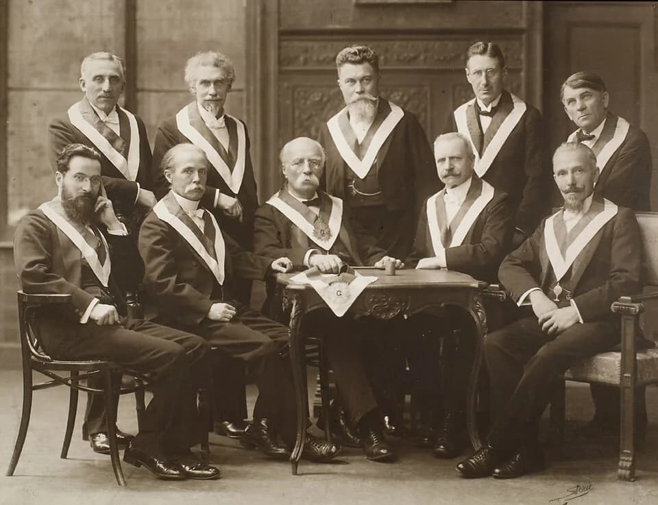 Henri La Fontaine - Henri La Fontaine, Venerable Master, with
members of his Committee of Dignitaries
(Lodge Les Amis Philanthropes), circa 1910