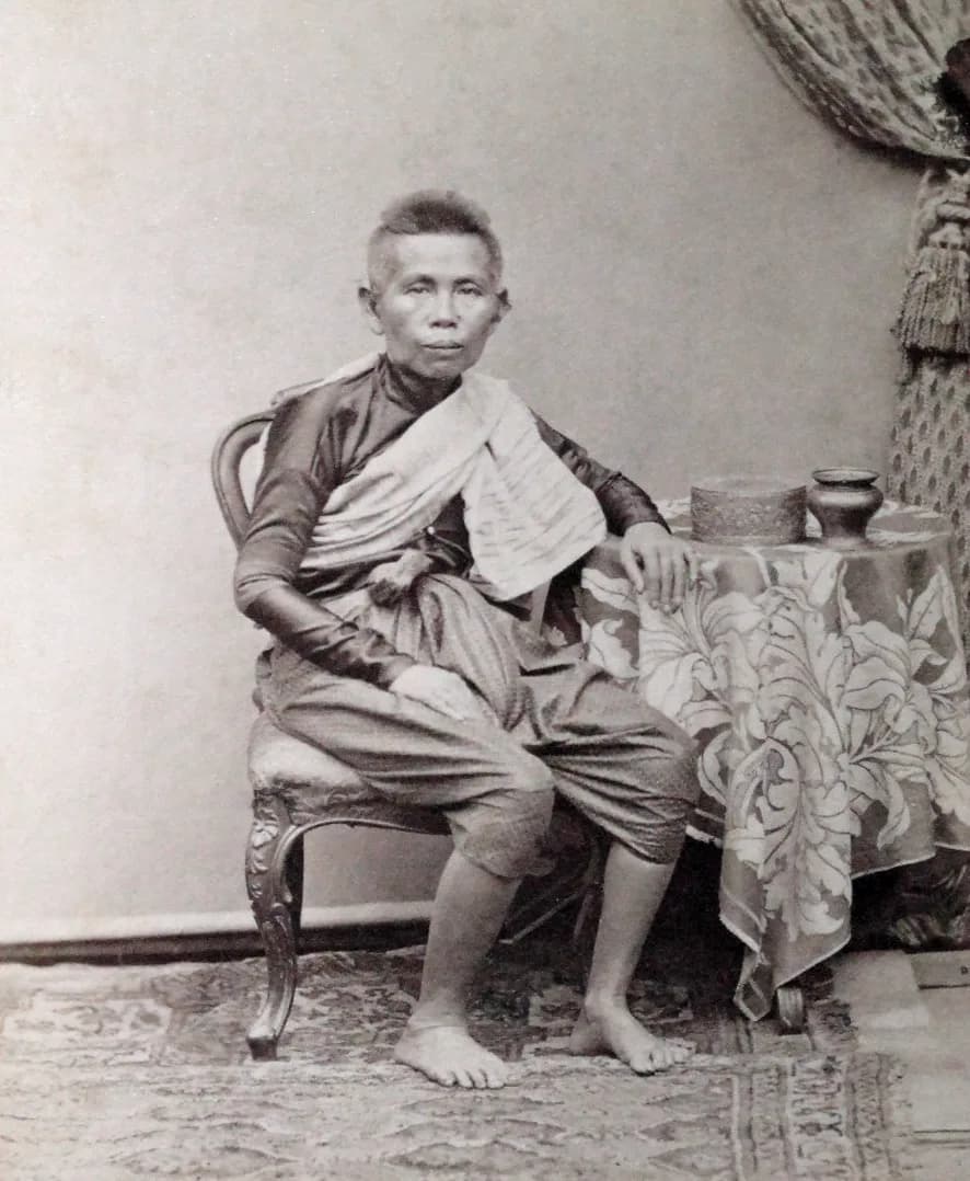 Mongkut - CDV of Phra Bat Somdet Phra Poramenthramaha Mongkut Phra Chom Klao Chao Yu Hua (Thai: พระบาทสมเด็จพระปรเมนทรมหามงกุฎฯ พระจอมเกล้าเจ้าอยู่หัว), or Rama IV