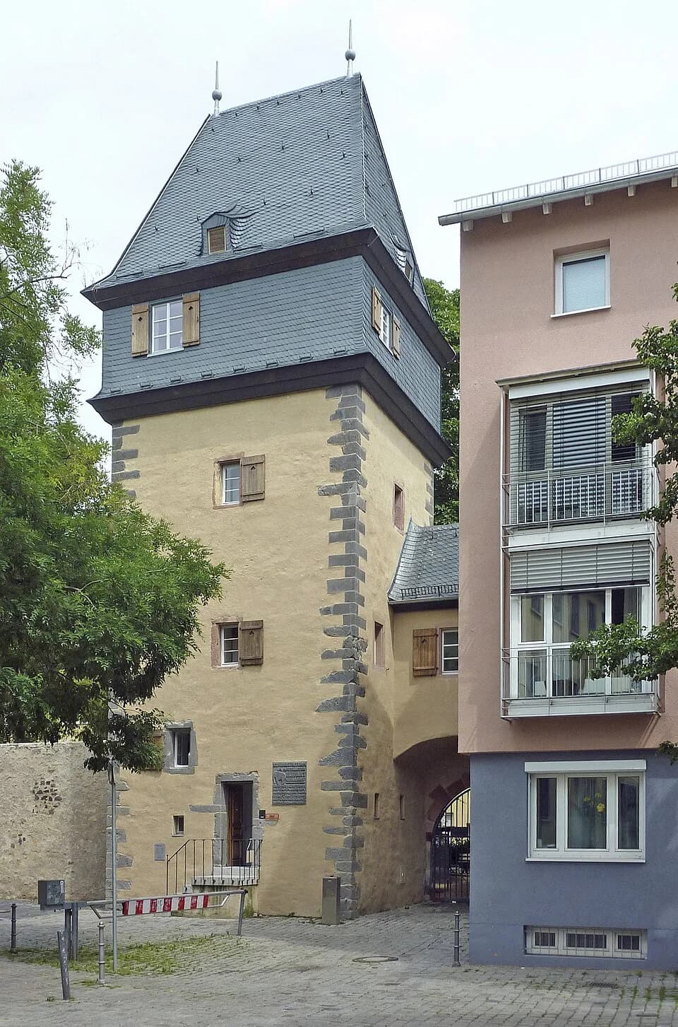 Paul Hindemith - Frankfurt am Main, Stadtteil Sachsenhausen-Nord: Der Kuhhirtenturm, auch „Elefant“ genannt, wurde um das Jahr 1490 erbaut. Er ist der einzige erhalten gebliebene Wehrturm des südmaini