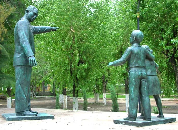 Lázaro Cárdenas - Monumento a Lázaro Cárdenas, obra del Escultor Miguel Michel