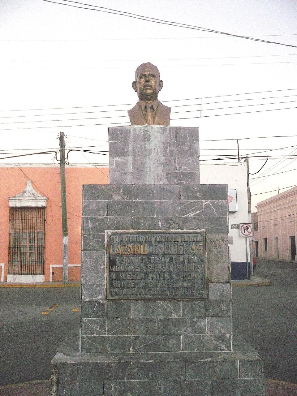 Lázaro Cárdenas - Monumento a Lazaro Cárdenas en Tixkokob, Yucatán.