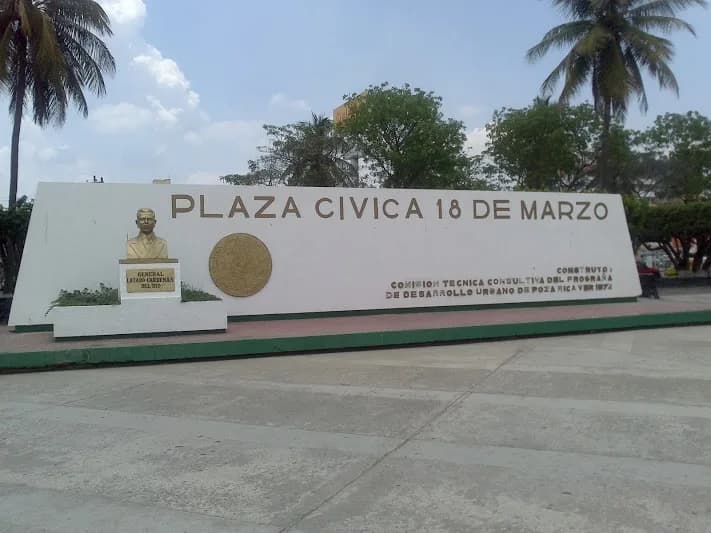 Lázaro Cárdenas - Busto del ex presidente de la república mexicana, ubicado en la plaza cívica "18 de Marzo" en la ciudad de Poza Rica, Veracruz