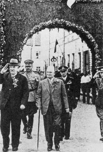 Konstantin Päts - President of Finland Pehr Evind Svinhufvud (left) and President of Estonia Konstantin Päts (middle) in the city of Narva in 1936. State visits were scheduled every year. The most imp