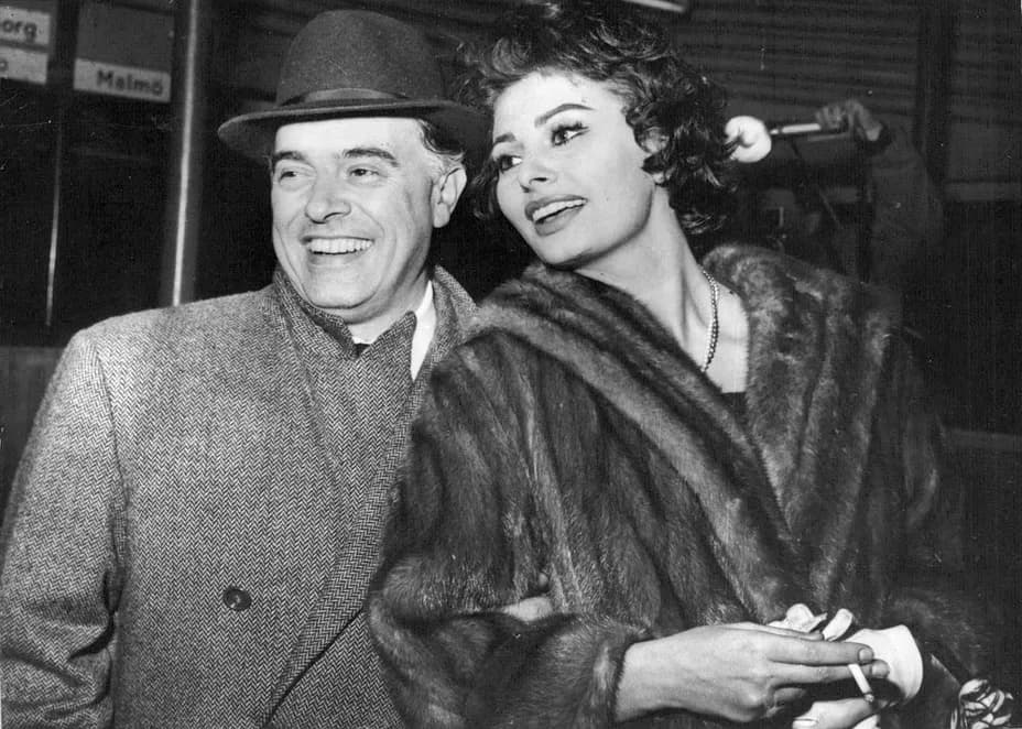 Carlo Ponti - Italian star Sophia Loren in Copenhagen – Refuses to comment on "baby" story.On their arravial in Copenhagen – on their way from Rome to Los Angeles – Italian screen star Sophia Loren an