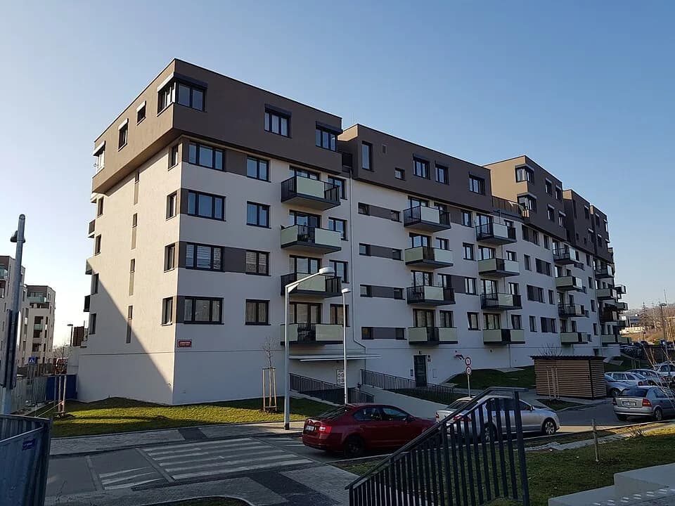 Ragnar Granit - Praha 9 - Hloubětín, Suomi Hloubětín, etapa Espoo - budova D, pohled od  tramvajové zastávky Vozovna Hloubětín.