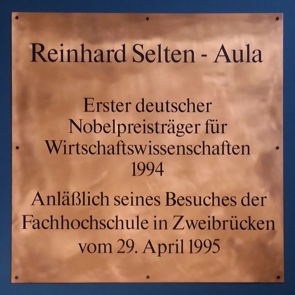 Reinhard Selten - Zweibrücken, Tafel an der Reinhard-Selten-Aula der Fachhochschule (ohne Bindestrich zwischen „Reinhard“ und „Selten“).