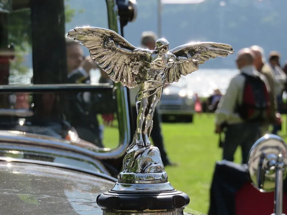 Alberto Santos-Dumont - Mascotte de bouchon de radiateur en hommage au pilote Alberto Santos-Dumont, de Farman A6B Coupé de Ville Million-Guiet, 1925, concours d'élégance Villa d'Este 2015