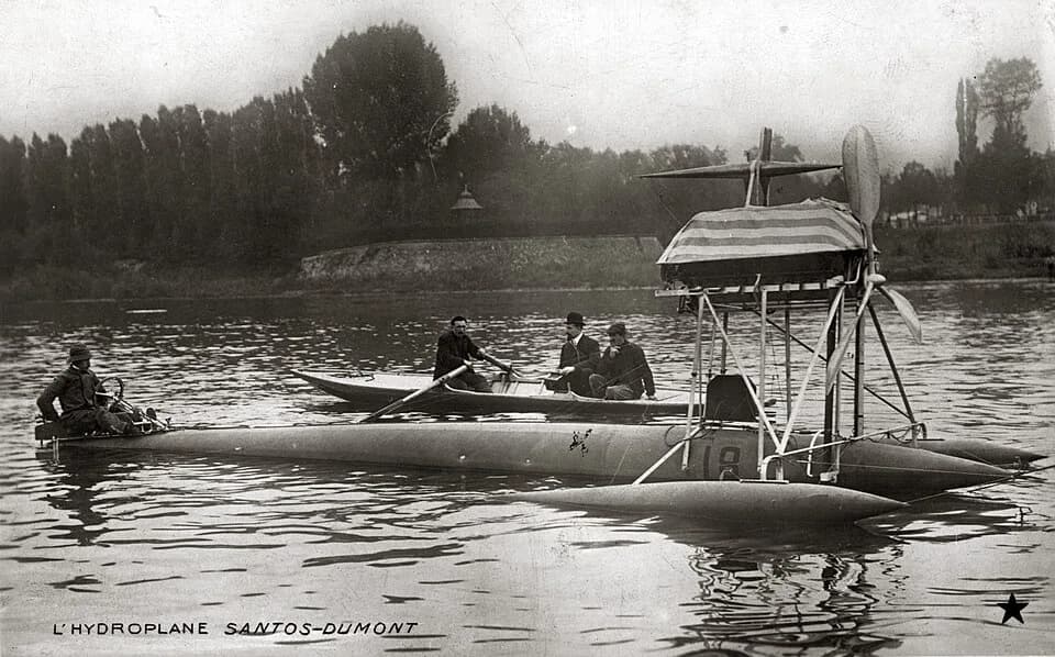 Alberto Santos-Dumont - Title: "L'hydroplane Santos-Dumont." Santos-Dumont hydroplane during the first trials on the river Seine, 1907.