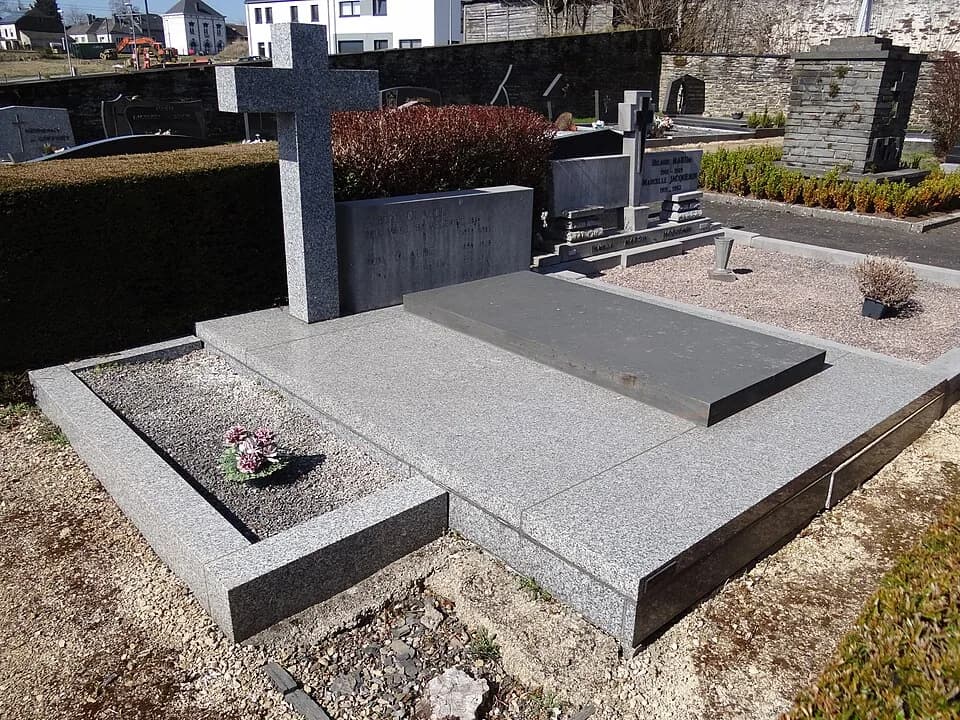 Albert Claude - La tombe du biochimiste Albert Claude, prix Nobel de physiologie ou médecine en 1974, au cimetière de Longlier à Neufchâteau dans la province de Luxembourg en Belgique.