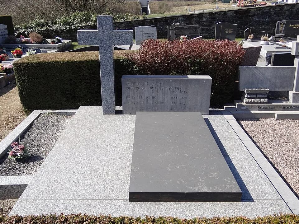 Albert Claude - La tombe du biochimiste Albert Claude, prix Nobel de physiologie ou médecine en 1974, au cimetière de Longlier à Neufchâteau dans la province de Luxembourg en Belgique.