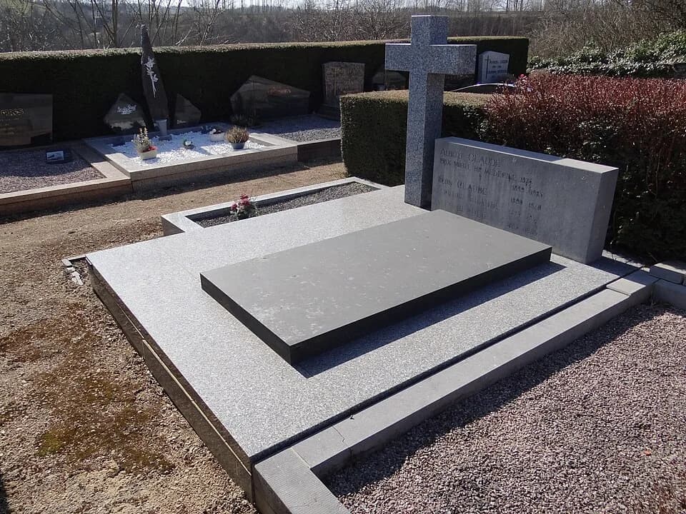 Albert Claude - La tombe du biochimiste Albert Claude, prix Nobel de physiologie ou médecine en 1974, au cimetière de Longlier à Neufchâteau dans la province de Luxembourg en Belgique.