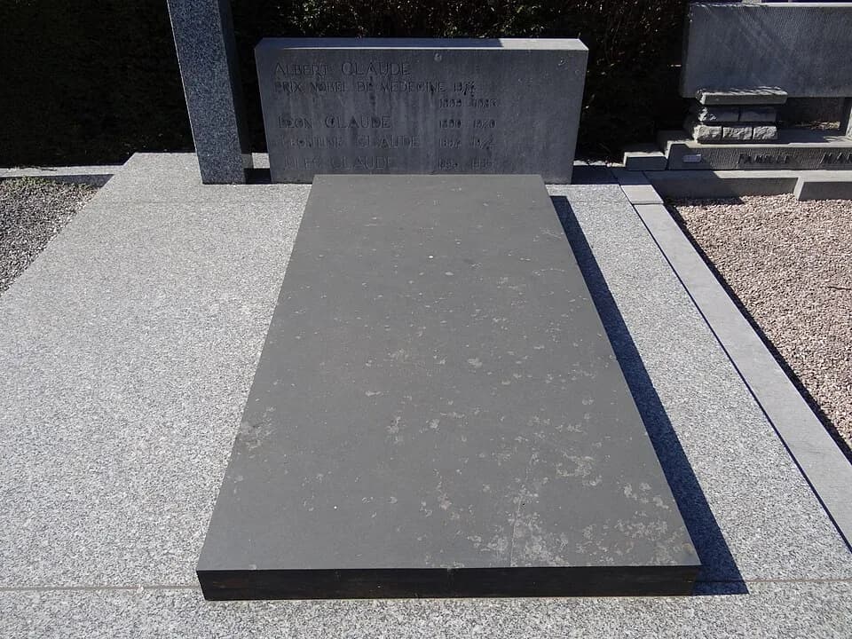 Albert Claude - La tombe du biochimiste Albert Claude, prix Nobel de physiologie ou médecine en 1974, au cimetière de Longlier à Neufchâteau dans la province de Luxembourg en Belgique.