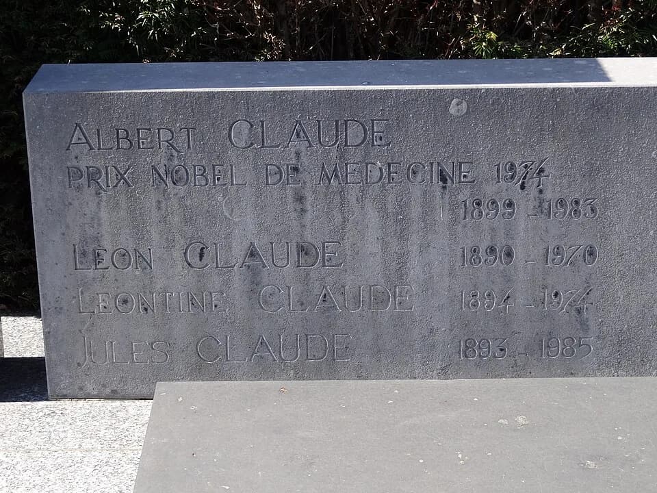 Albert Claude - La tombe du biochimiste Albert Claude, prix Nobel de physiologie ou médecine en 1974, au cimetière de Longlier à Neufchâteau dans la province de Luxembourg en Belgique.