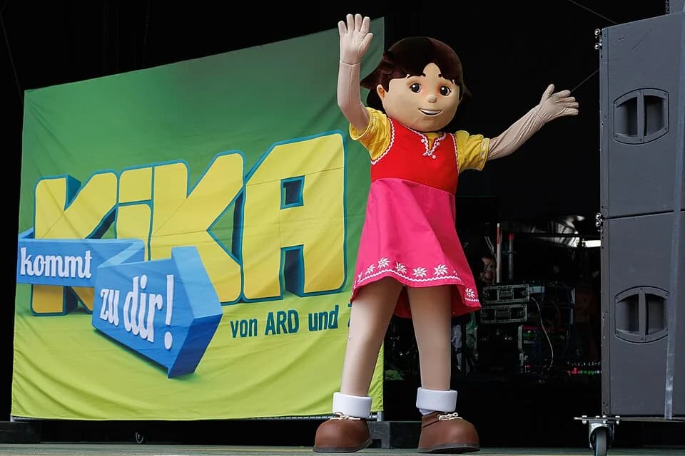 Isao Takahata - Event, Stadtfest Erfurt, Krämerbrückenfest 2025: der KiKA feiert auf dem Domplatz den 25. Geburtstag von Bernd das Brot; Heidi gratuliert