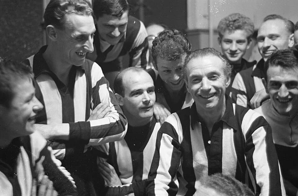Stanley Matthews - Match de football célébrant le cinquantenaire du DWV, DWV - Volewijckers au stade olympique d'Amsterdam. fr:Stanley Matthews, invité pour l'occasion, pose avec l'équipe et le maillo