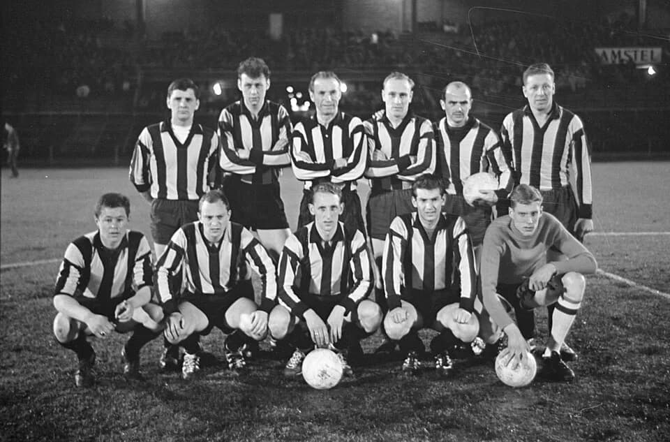 Stanley Matthews - Dutch amateur football team DWV (Amsterdam) with guest player Stanley Matthews; match in Olympic Stadium Amsterdam against Volewijckers, 4 April 1962. Shirts DWV: yellow &amp; black