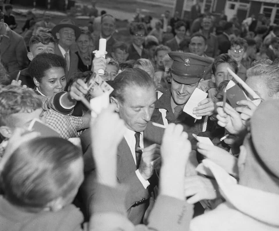 Stanley Matthews - Aankomst Stanley Matthews op Zestienhoven. Geeft handtekeningen
Datum 13 augustus 1957