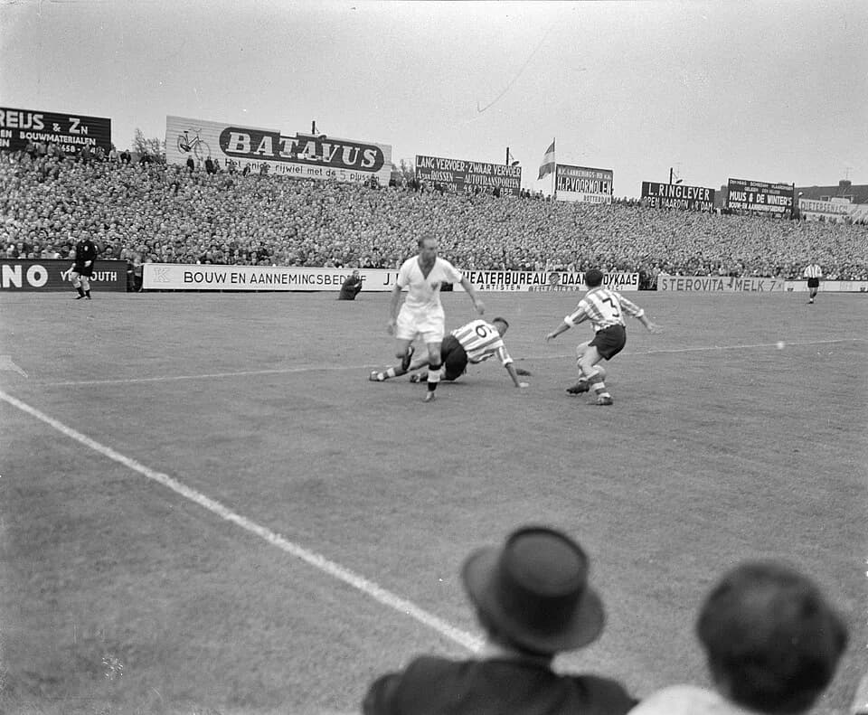 Stanley Matthews - Collectie / Archief : Fotocollectie Anefo
Reportage / Serie : [ onbekend ]
Beschrijving : Voetbal Sparta tegen Blackpool met Stanley Matthews
Datum : 15 augustus 1957
Locatie : Rott