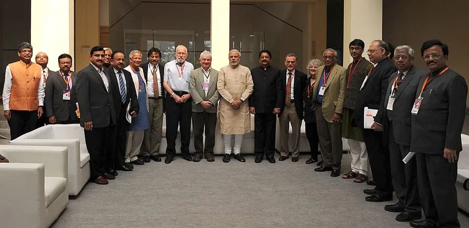 Robin Warren - PM Modi met the Nobel Laureates [possibly: Muhammad Yunus (2006 economics), John Robin Warren (2005 medicine), Paul Nurse (2001 medicine), Randy Schekman (2013 medicine), Ada Yonath (20