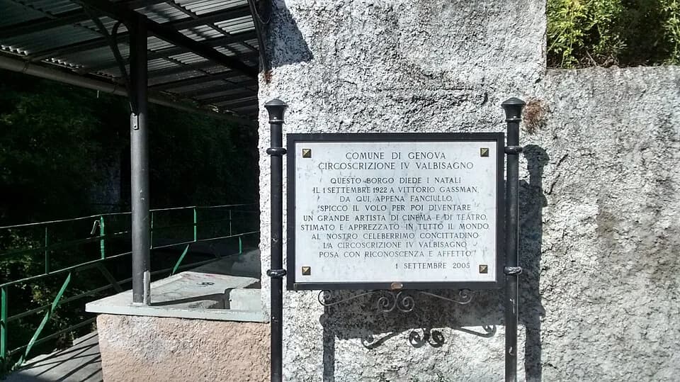 Vittorio Gassman - La targa ricorda la nascita di Vittorio Gassman in Via Benedetto da Porto, nel quartiere di Prato (Genova)