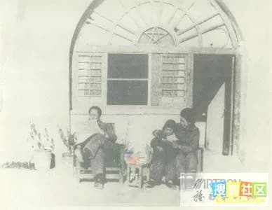 Jiang Qing - Jiang Qing, Mao Zedong and daughter in Yan'an in the 1940s.