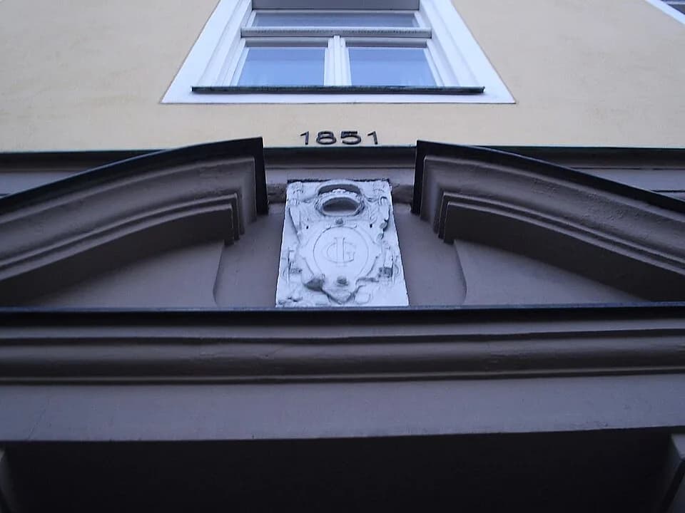 John III of Sweden - Tesdorphska huset i Norrköping, portalen med Johan IIIs och Gunilla Bielkes vapen från Bråborgs slott inmurad..JPG