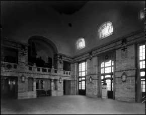 Carl Larsson - Interiör från foajén i Kungliga Dramatiska Teatern vid Nybroplan i Stockholm 1908. I marmorfoajén utfördes muralmålningar av konstnärerna Alfred Bergström, Oscar Björck, Gustaf Cederstr