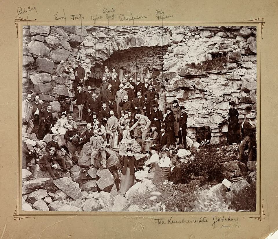 Carl Larsson - Dato / Date: juni 1881
Sted / Place: Sverige, sannsynligvis ved Båhus festning (Bohus fästning) ved Kungälv
Fotograf / Photographer: A. Jonason (Göteborg)
Digital kopi av original  / Di