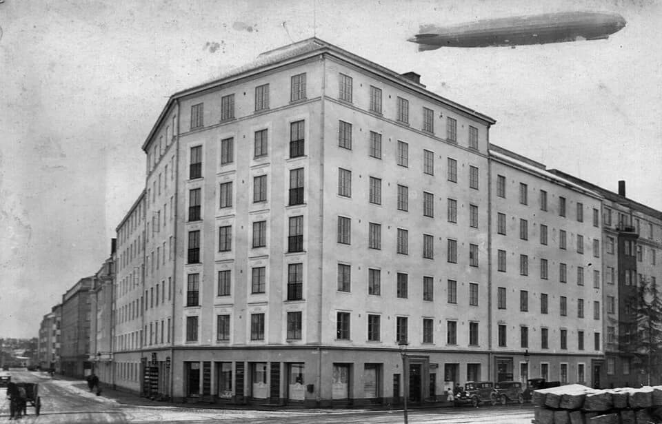 Eino Leino - The airship LZ 127 "Graf Zeppelin" in Helsinki in 1930. Image taken of Eino Leinon katu 12