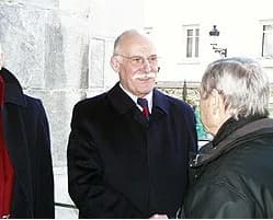 Raymond Kopa - Michel Crauste accueille Raymond Kopa (de dos) lors des obsèques de Jean Prat à Lourdes.