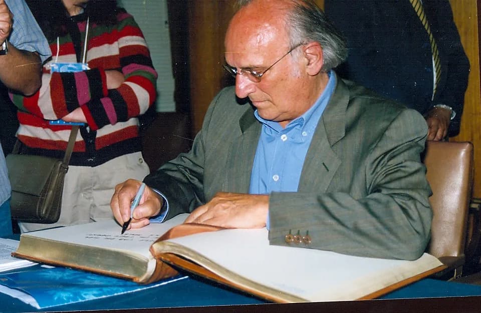 Carlos Saura - Director Carlos Saura; Firma libro de visita Ilustre; año 2002