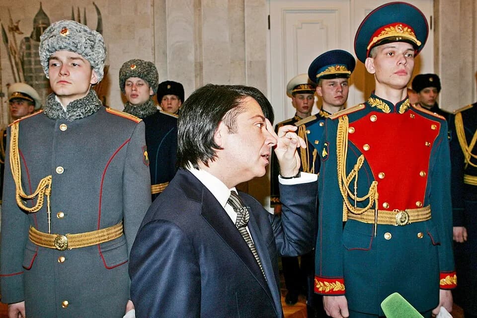 Raisa Gorbacheva - DEFENCE MINISTRY, MOSCOW. Fashion designer Valentin Yudashkin at an inspection by the President of the new Russian Armed Forces uniforms.