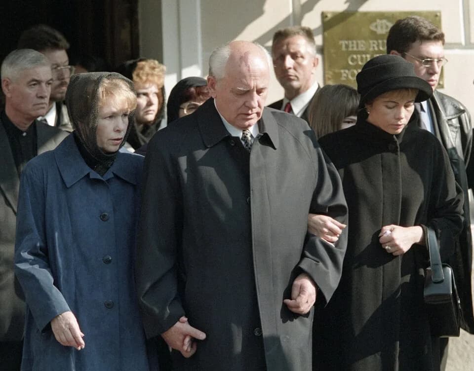 Raisa Gorbacheva - “Funeral of Raisa Gorbachev”. Mikhail Gorbachev (center), daughter Irina (right) and his wife's sister Lyudmila (left) at the funeral of Raisa Gorbachev.