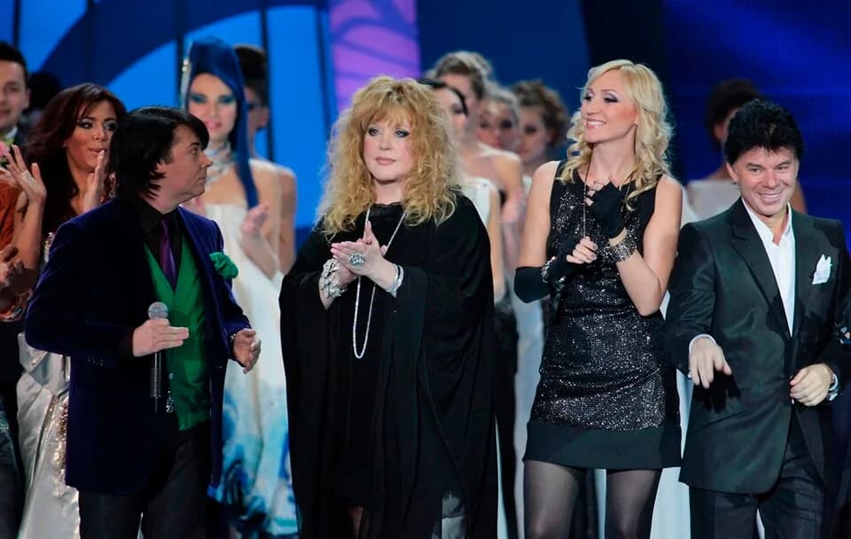 Raisa Gorbacheva - “Fashion designer Valentin Yudashkin presents Marine Collection”. Fashion designer Valentin Yudashkin, left, presenting hew new Marine Collection at the Grand Kremlin Palace. From r