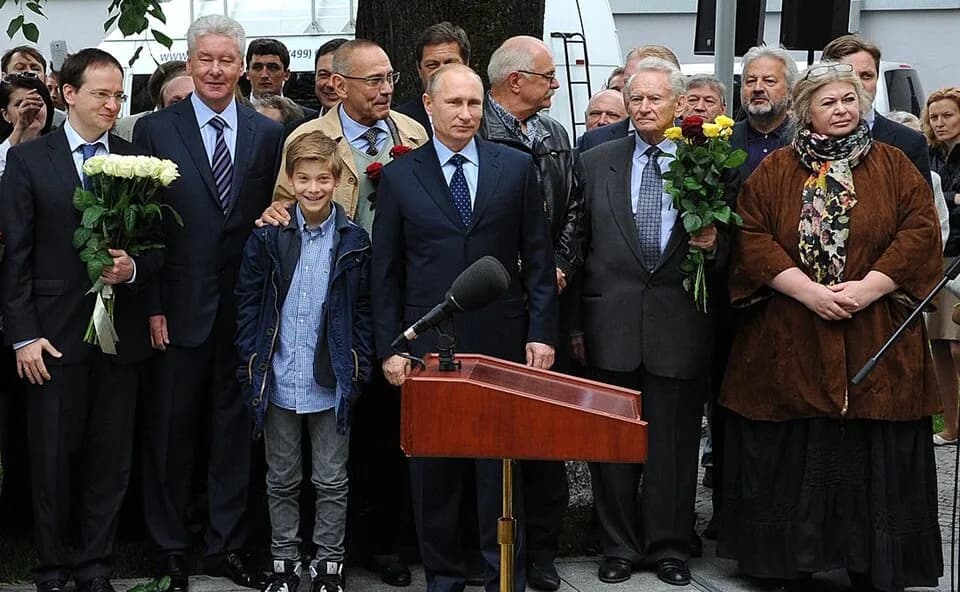 Sergey Mikhalkov - На церемонии открытия памятника Сергею Михалкову. Слева направо: Министр культуры Владимир Мединский; мэр Москвы Сергей Собянин; сценарист и режиссёр Андрей Кончаловский; актёр, реж