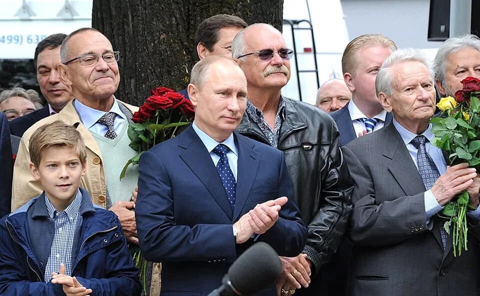 Sergey Mikhalkov - На церемонии открытия памятника Сергею Михалкову. Слева направо: сценарист и режиссёр Андрей Кончаловский; актёр, режиссёр, сценарист и продюсер Никита Михалков; журналист-междунаро
