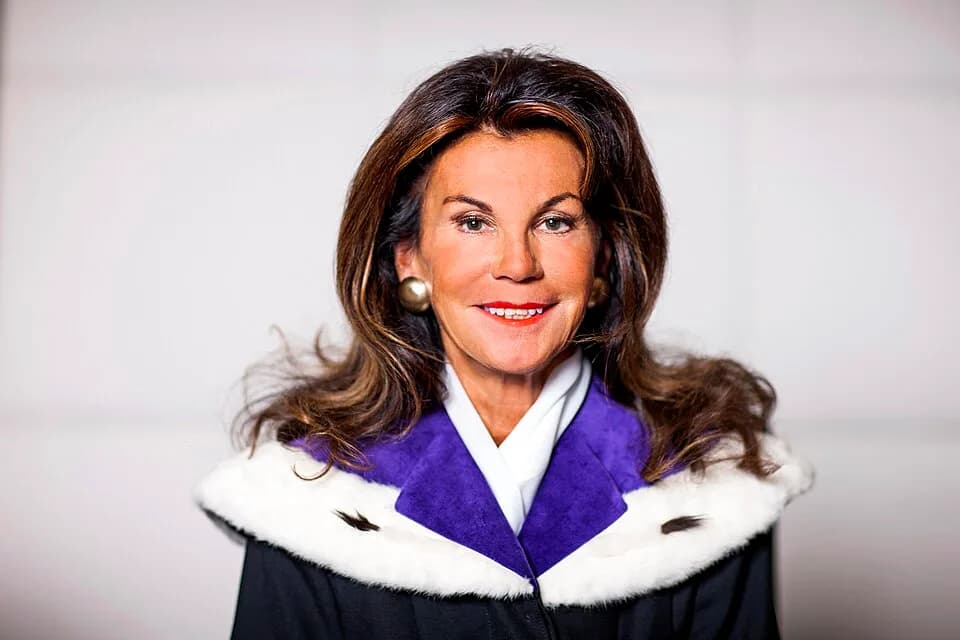 Brigitte Bierlein - Dr. Brigitte Bierlein, Präsidentin des österreichischen Verfassungsgerichtshofs seit 2018. Auf dieser Aufnahme aus dem Jahr 2012 noch im Talar der Vizepräsidentin.