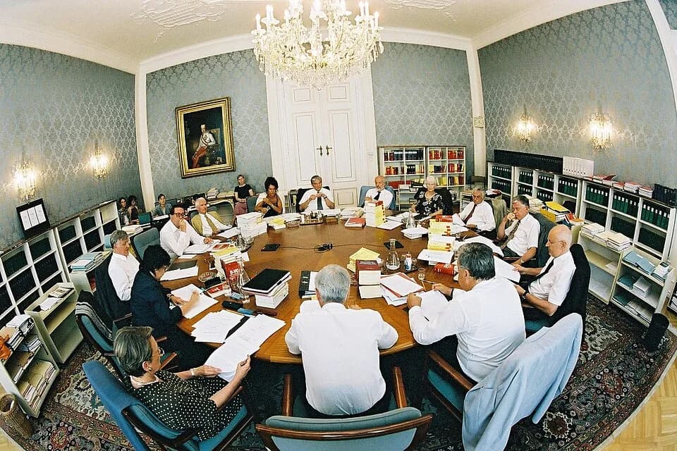 Brigitte Bierlein - Der Blaue Salon des Verfassungsgerichtshofs in der Böhmischen Hofkanzlei diente bis zum Umzug des Gerichtshofs im Jahr 2012 als Beratungszimmer der Verfassungsrichter. Hier eine Au