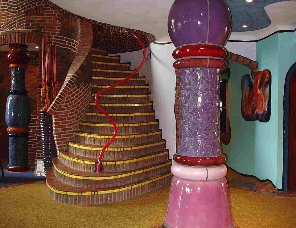 Friedensreich Hundertwasser - Kantoorgebouw in stijl van Hundertwasser