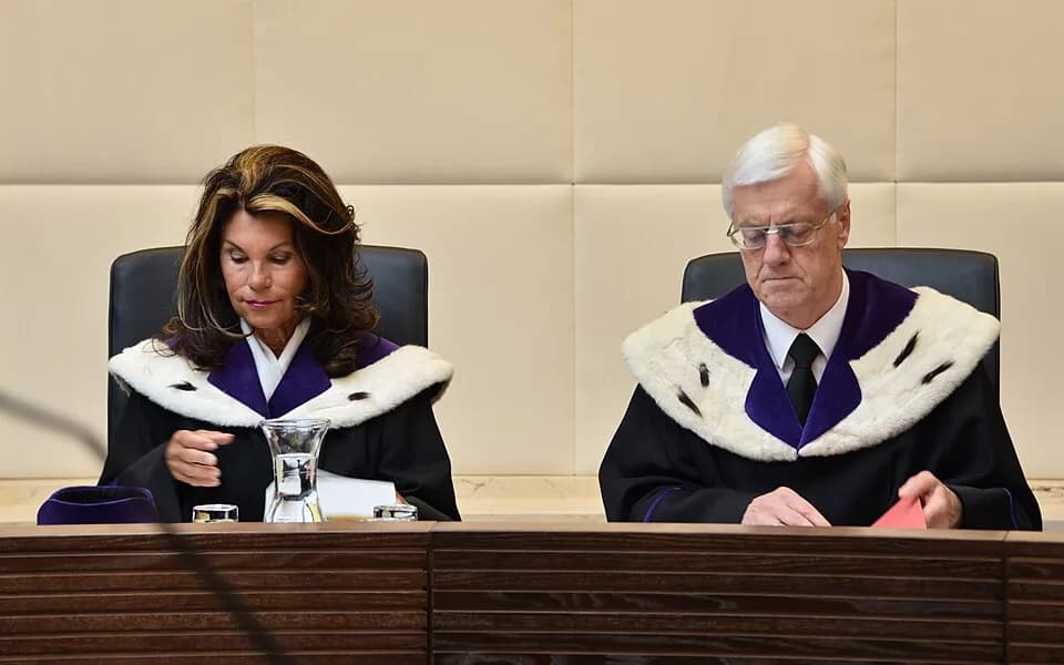 Brigitte Bierlein - Aufhebung Bundespräsidentenwahl Österreich 2016