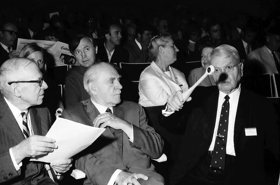 Ronald George Wreyford Norrish - 20. Tagung 1970 Chemiker; Studentenabend Nobelpreisträger im Gespräch: Robert S. Mulliken, Ronald G. Norrish, Harold C. Urey, dahinter Frau Staudinger